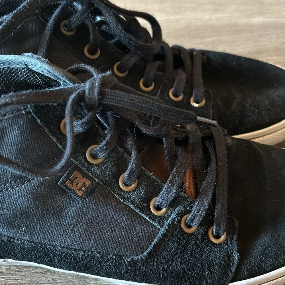 DC mid top sneakers size 6